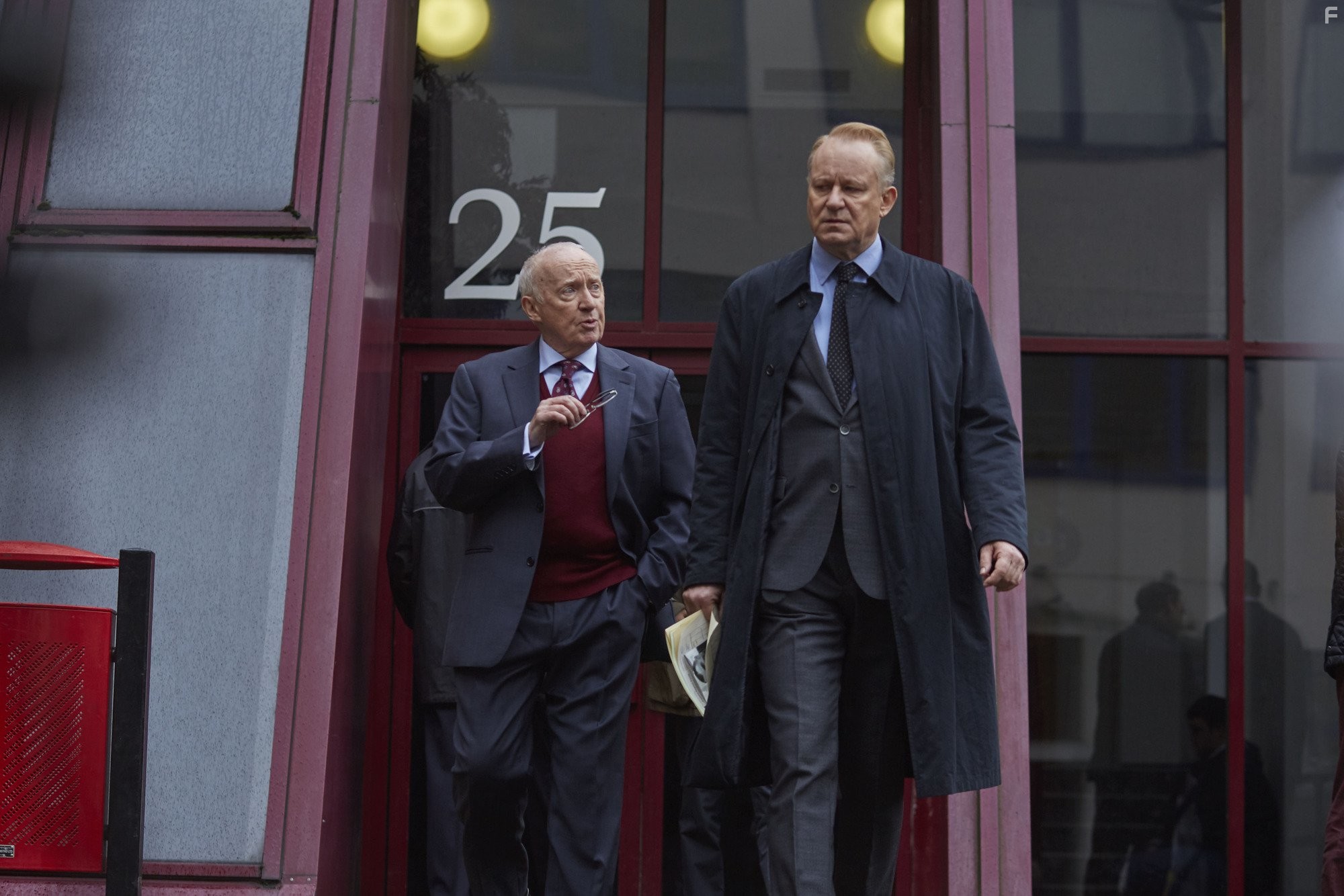 Stellan Skarsg?rd and Jim Norton in Ривер (2015)