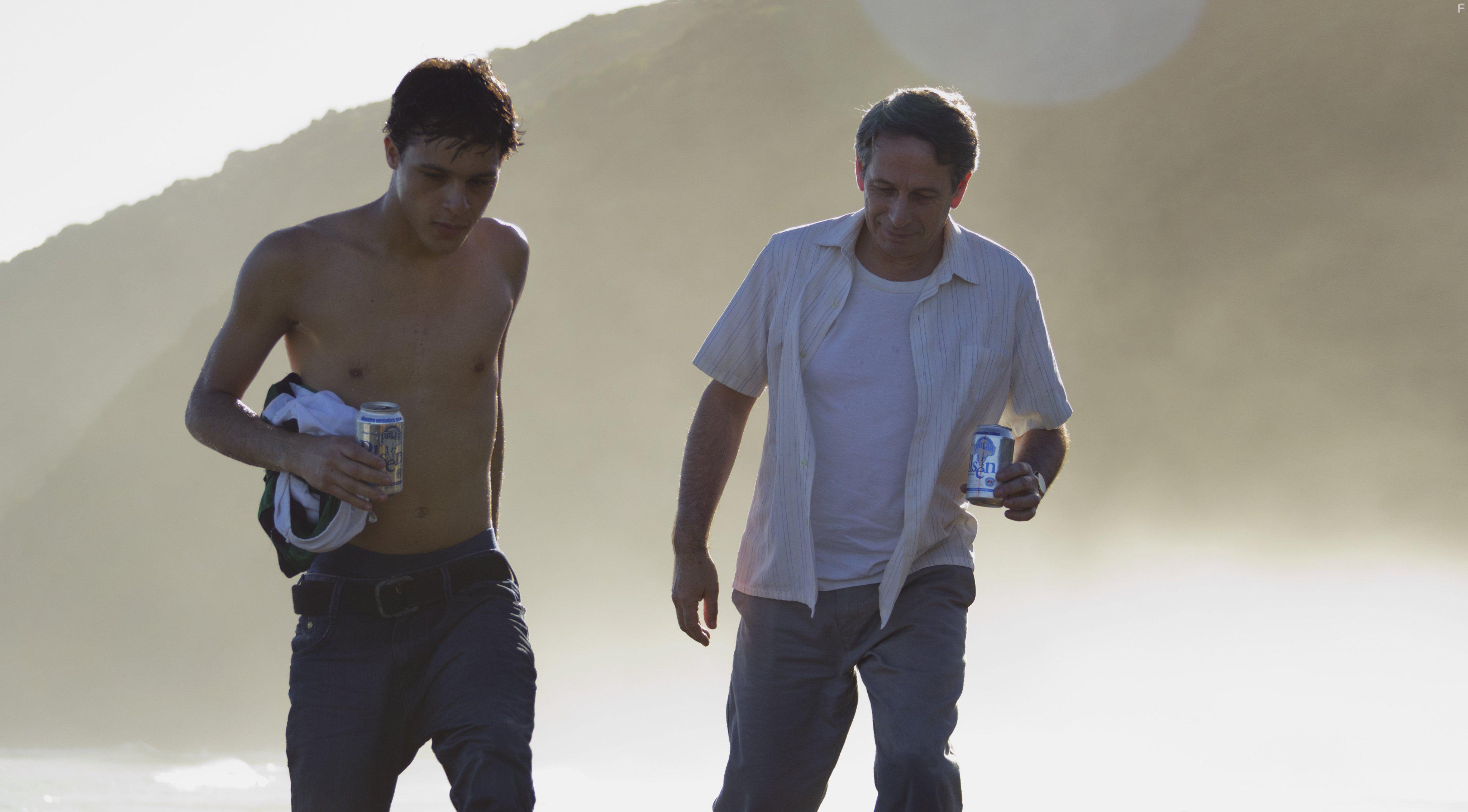 Alfredo Castro and Luis Silva in Desde all (2015)