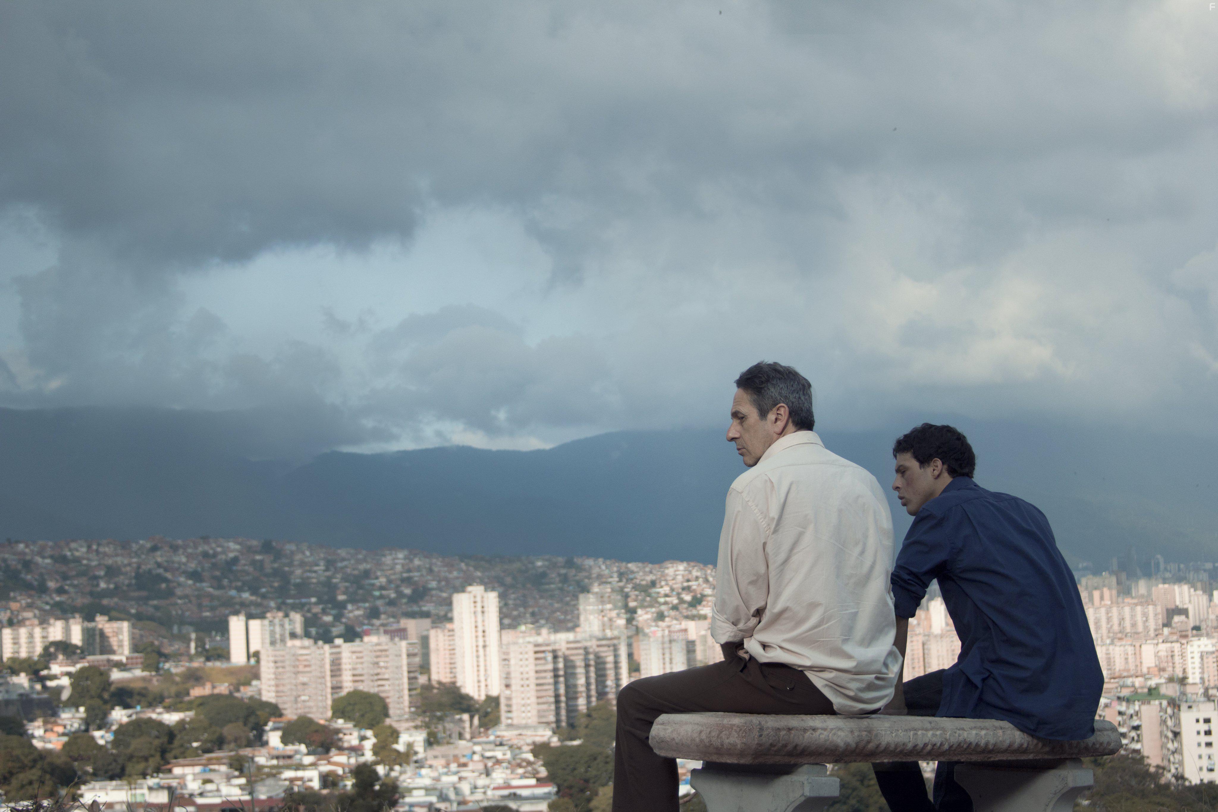 Alfredo Castro and Luis Silva in Desde all (2015)