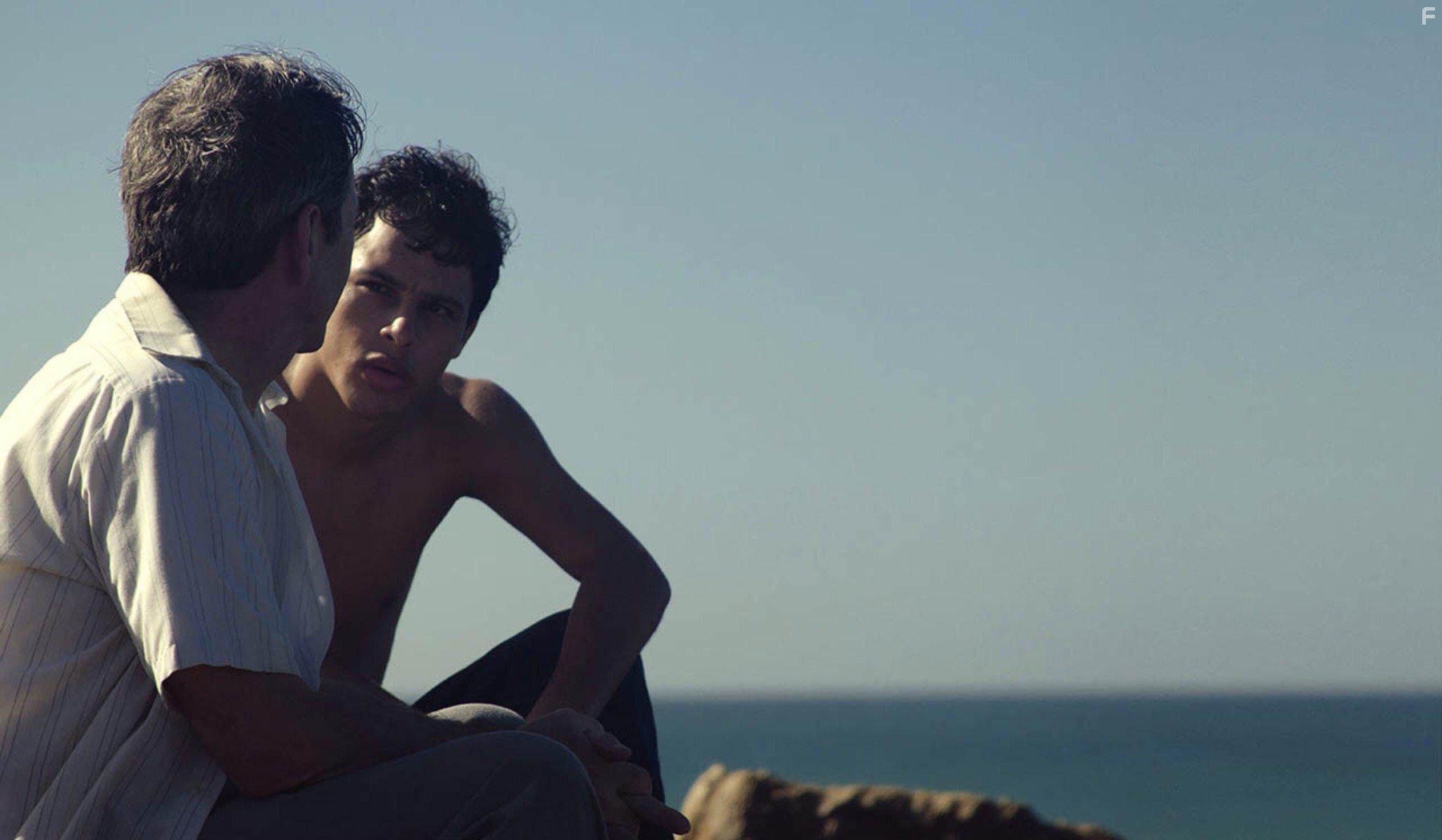 Alfredo Castro and Luis Silva in Desde all (2015)
