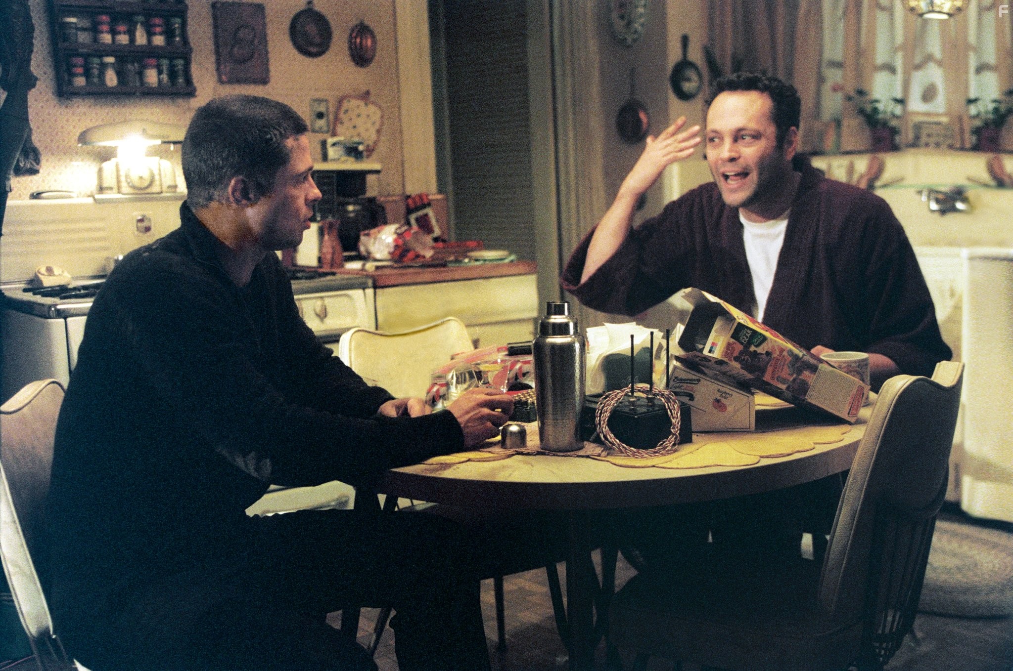 Brad Pitt and Vince Vaughn in Мистер и миссис Смит (2005)