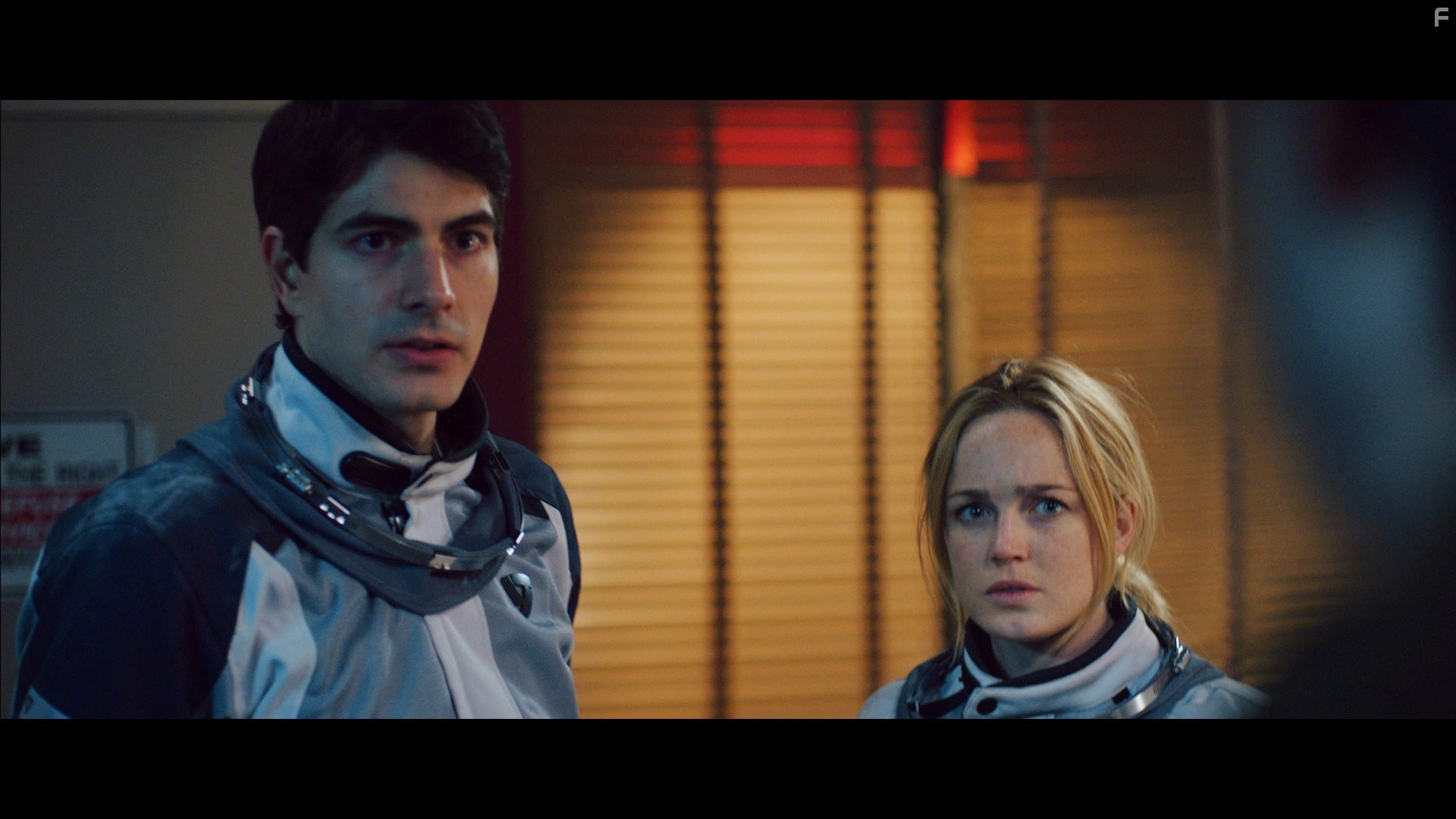 Brandon Routh and Caity Lotz in 400 дней (2015)