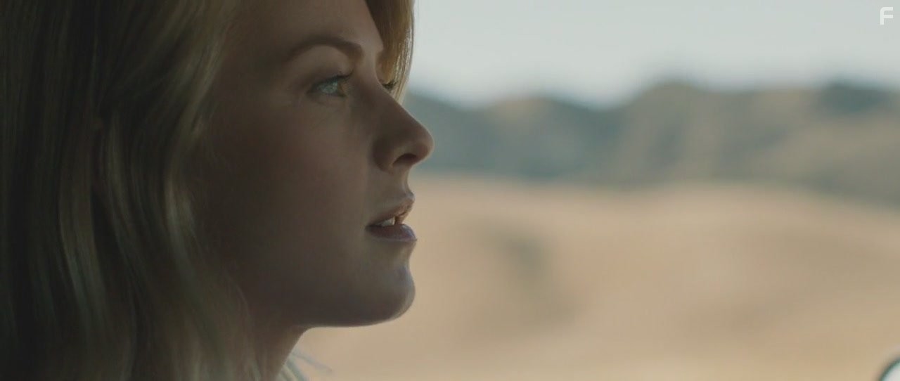 Julianne Hough in Кривая линия (2015)