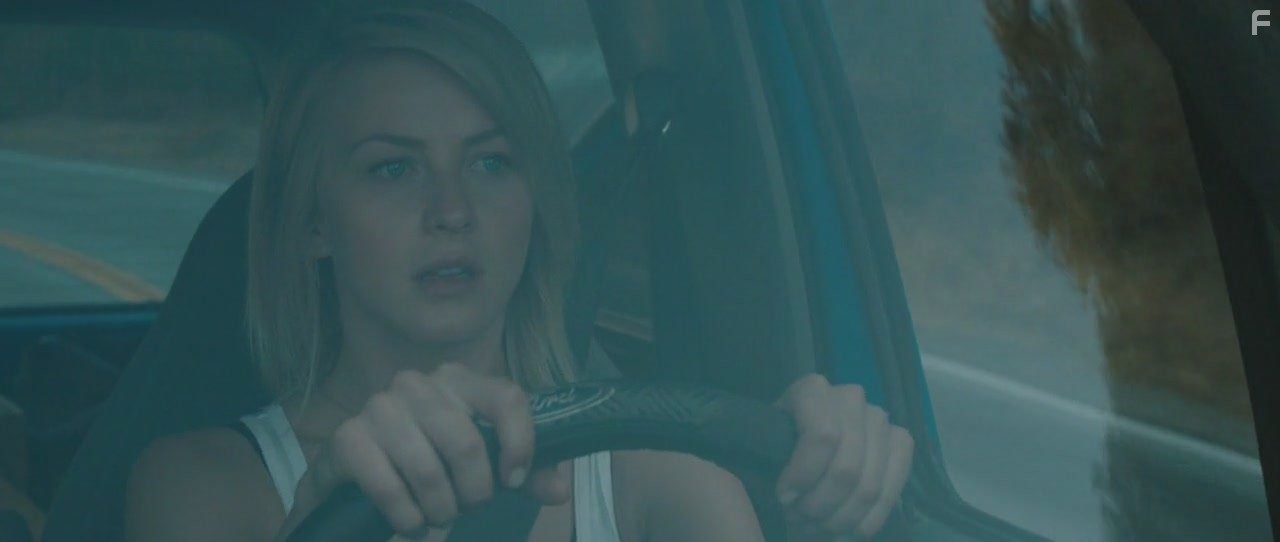 Julianne Hough in Кривая линия (2015)