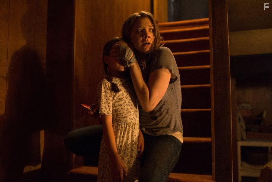 Natalie Dormer and Nadja Mazalica in Лес призраков (2016)