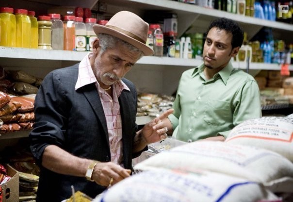 Aasif Mandvi and Naseeruddin Shah in Сегодня в меню (2009)