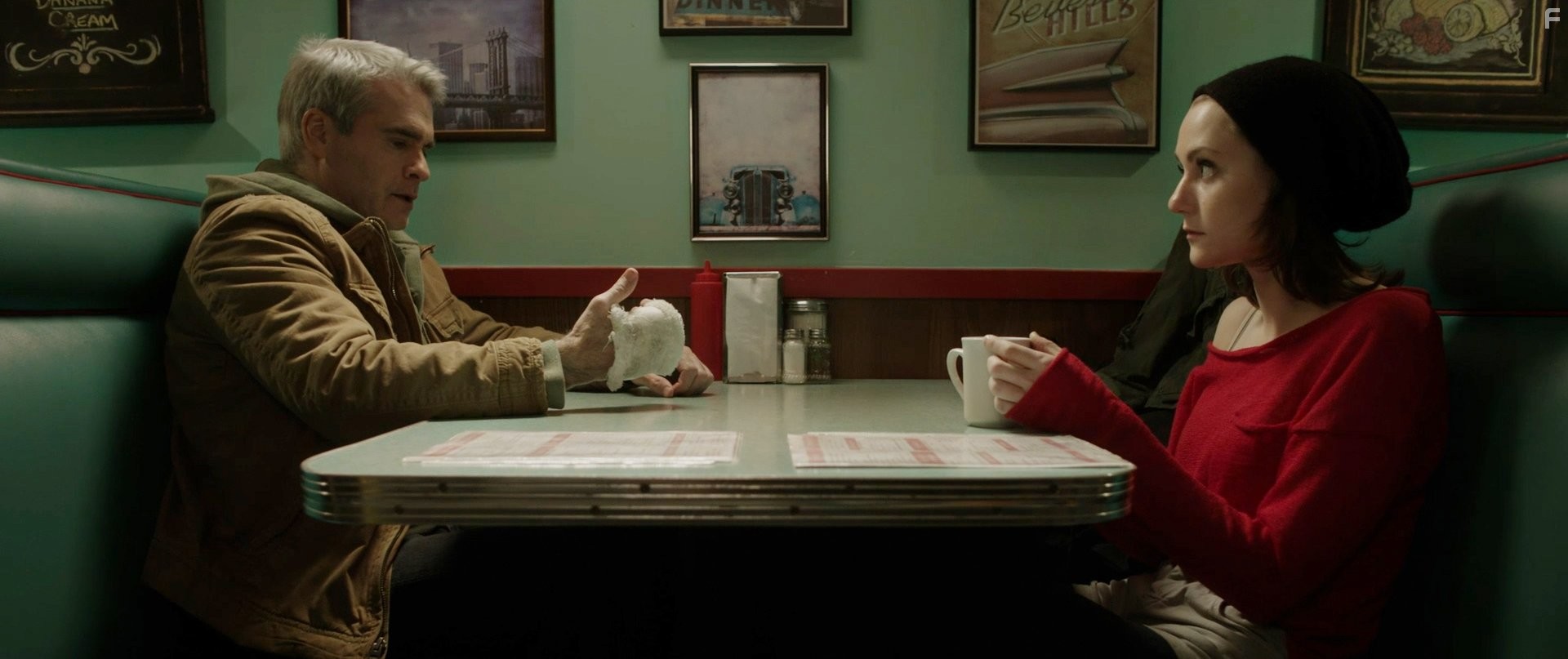 Henry Rollins and Jordan Todosey in Он никогда не умирал (2015)