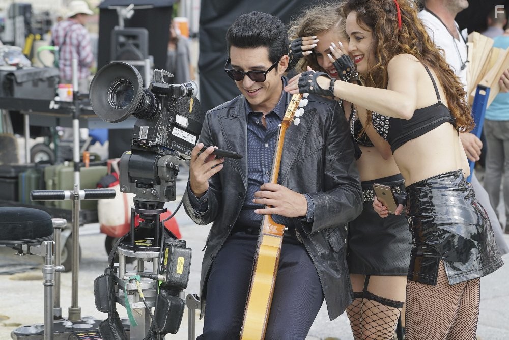 Tatiana Turan and Gabriel Luna in Злой город (2015)