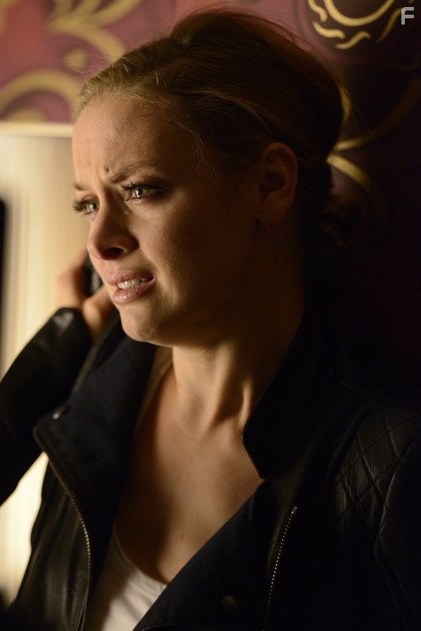 Rachel Skarsten in Зов крови (2010)