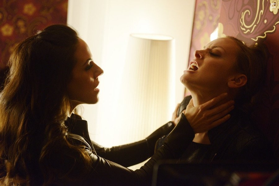 Anna Silk, Rachel Skarsten, and  in Зов крови (2010)