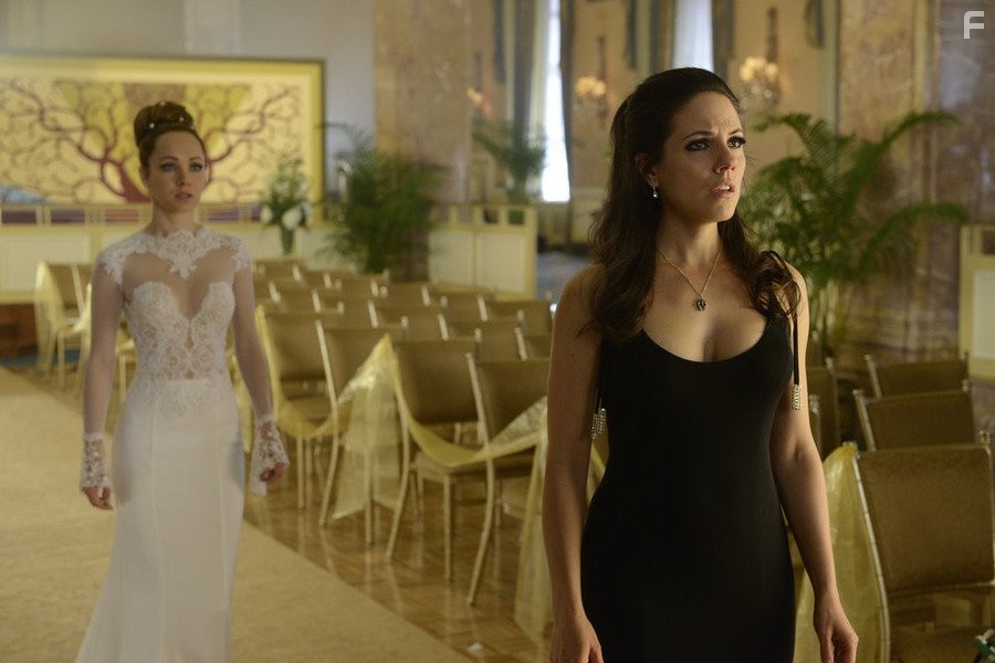 Anna Silk and Ksenia Solo in Зов крови (2010)