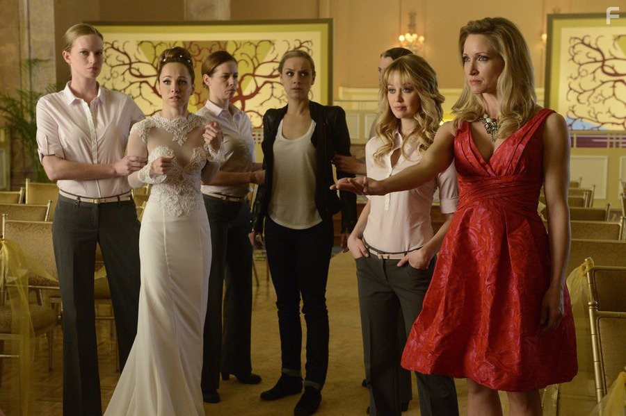 Michelle Nolden, Rachel Skarsten, Ksenia Solo, and Kate Corbett in Зов крови (2010)