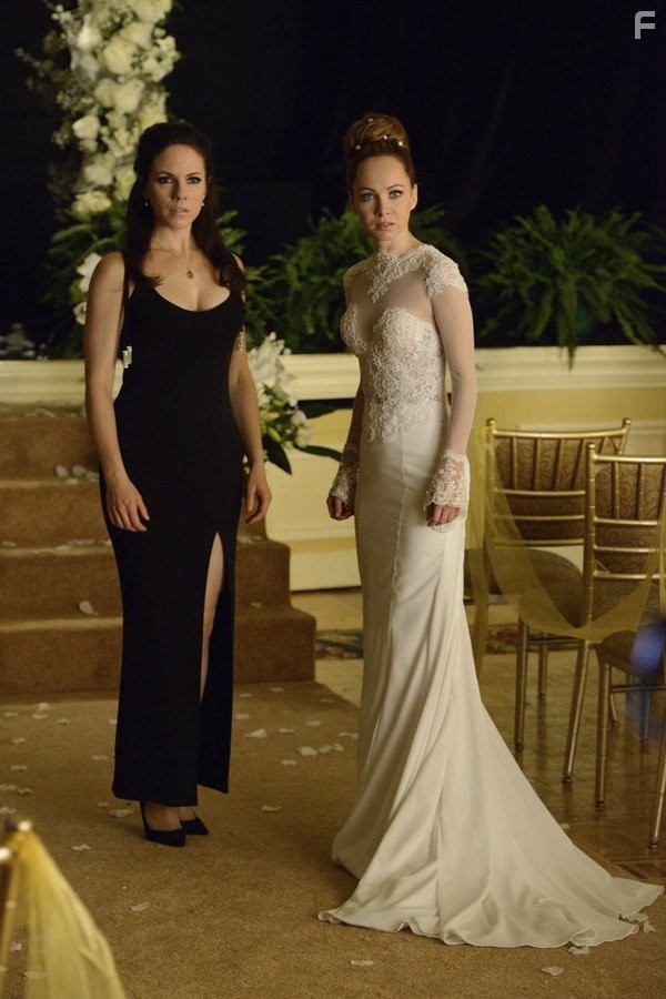 Anna Silk and Ksenia Solo in Зов крови (2010)