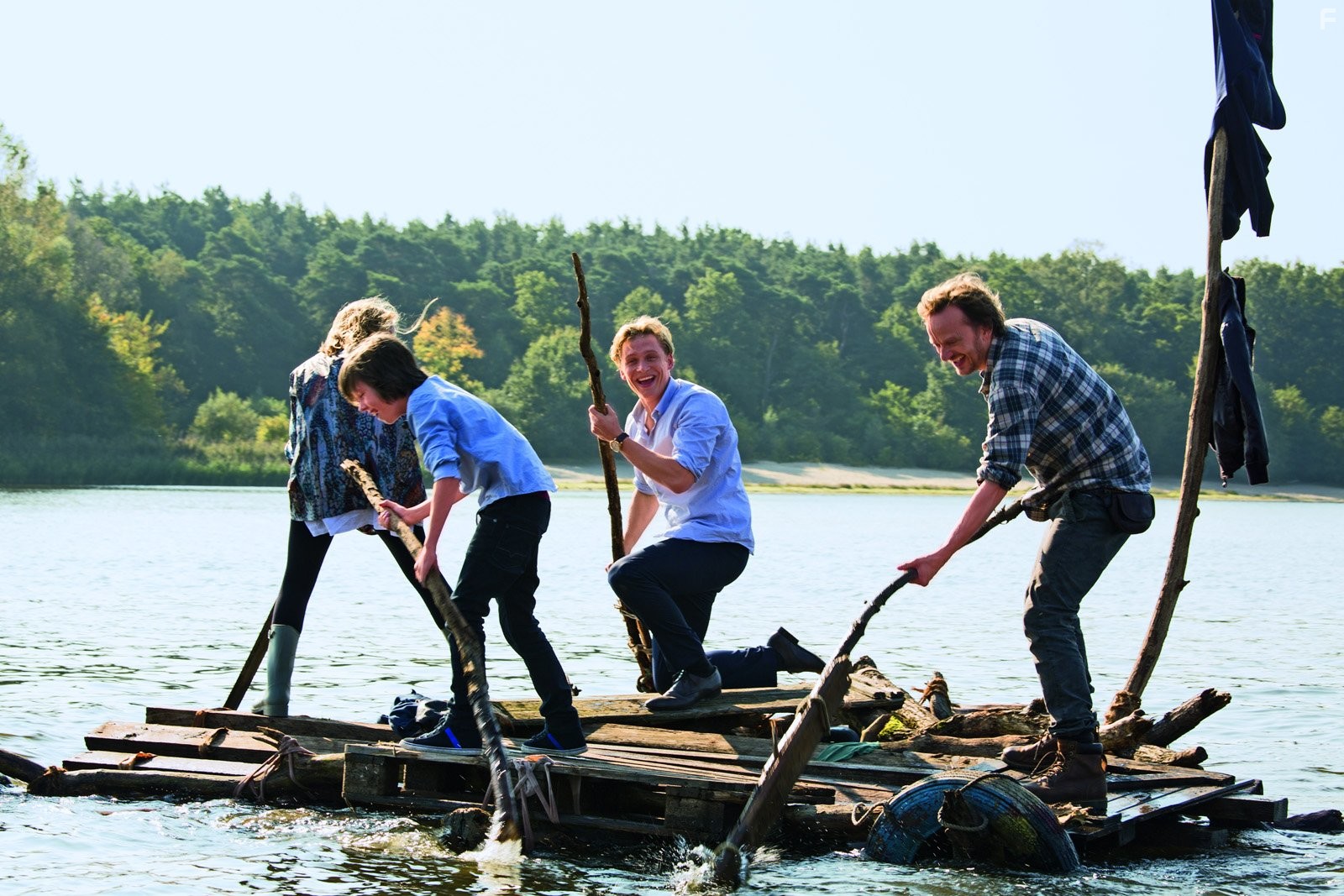 Milan Peschel, Matthias Schweigh?fer, Paula Hartmann, and Arved Friese in Der Nanny (2015)