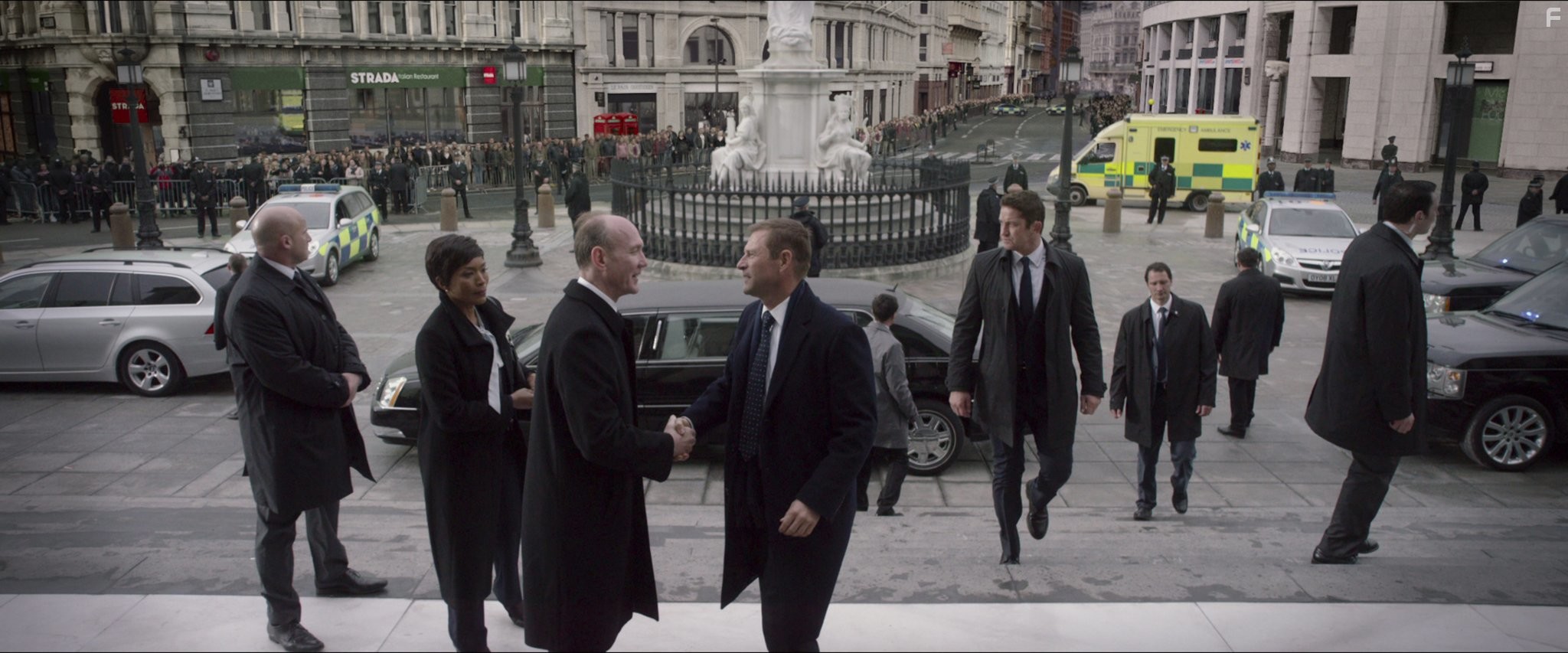 Angela Bassett, Aaron Eckhart, and Gerard Butler in Падение Лондона (2016)