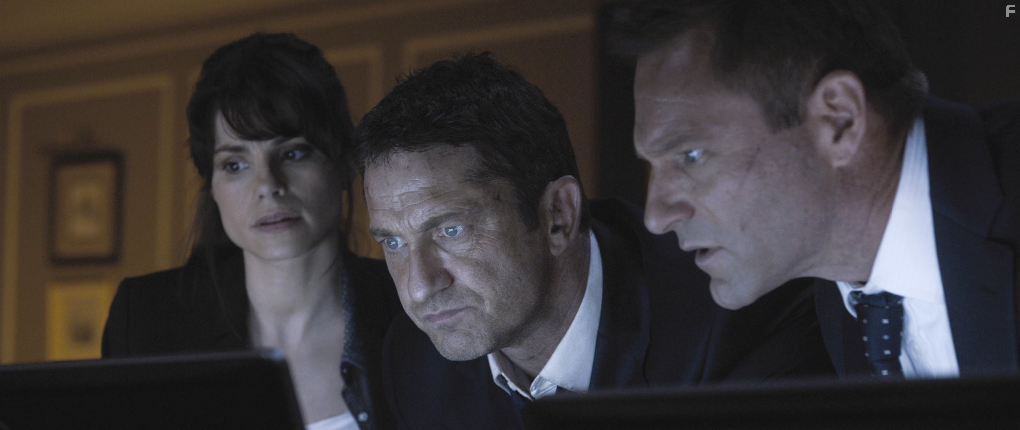 Aaron Eckhart, Gerard Butler, and Charlotte Riley in Падение Лондона (2016)