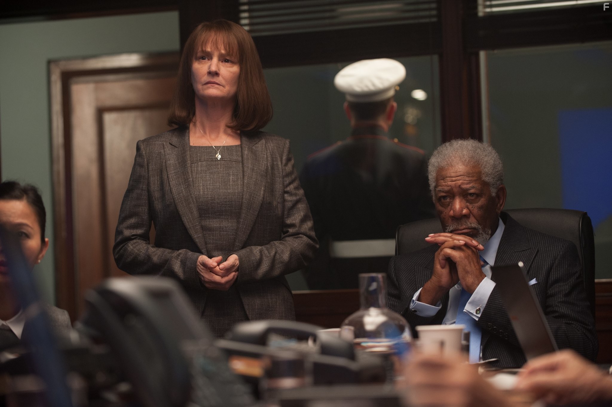 Morgan Freeman and Melissa Leo in Падение Лондона (2016)