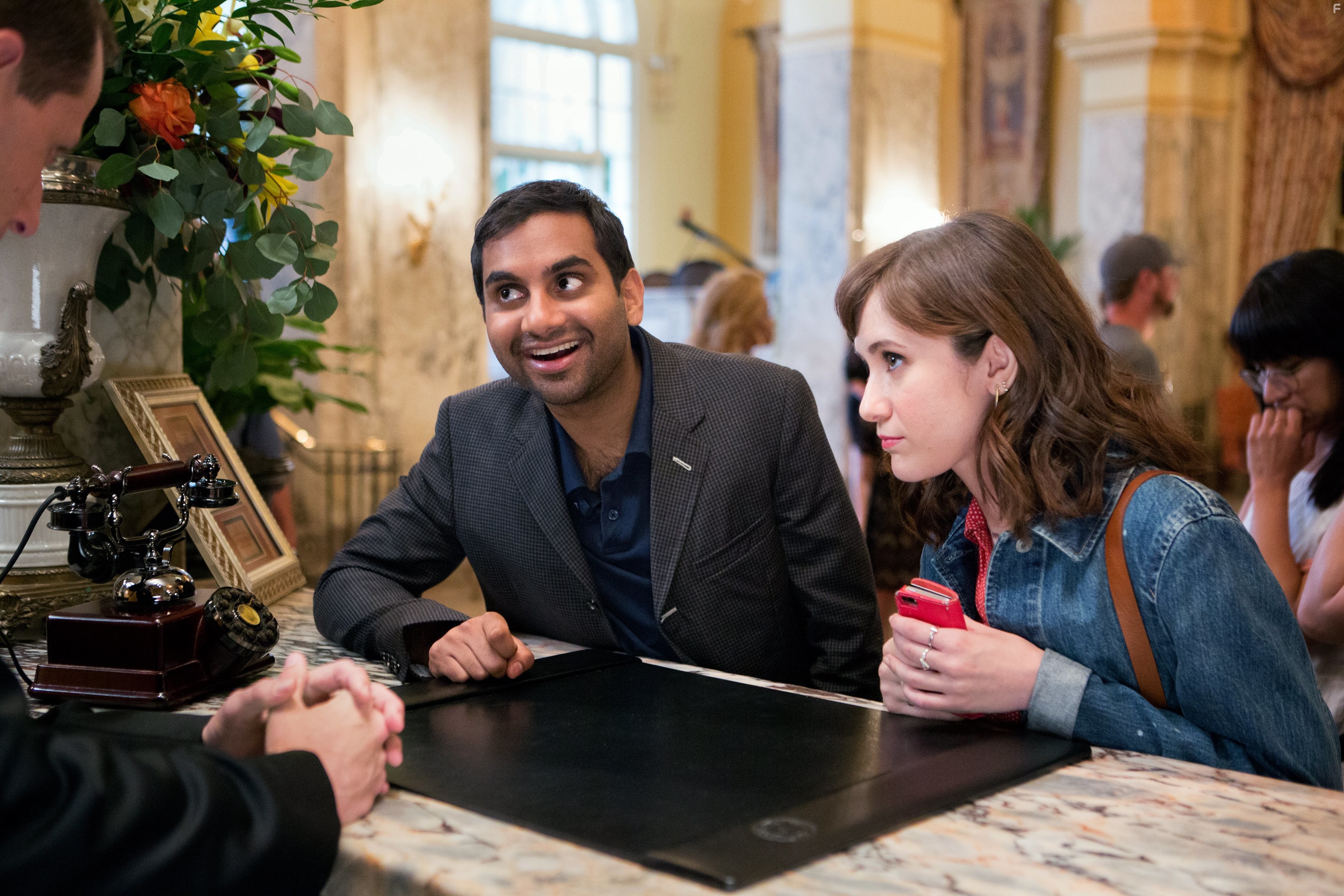 Aziz Ansari and No?l Wells in Мастер не на все руки (2015)