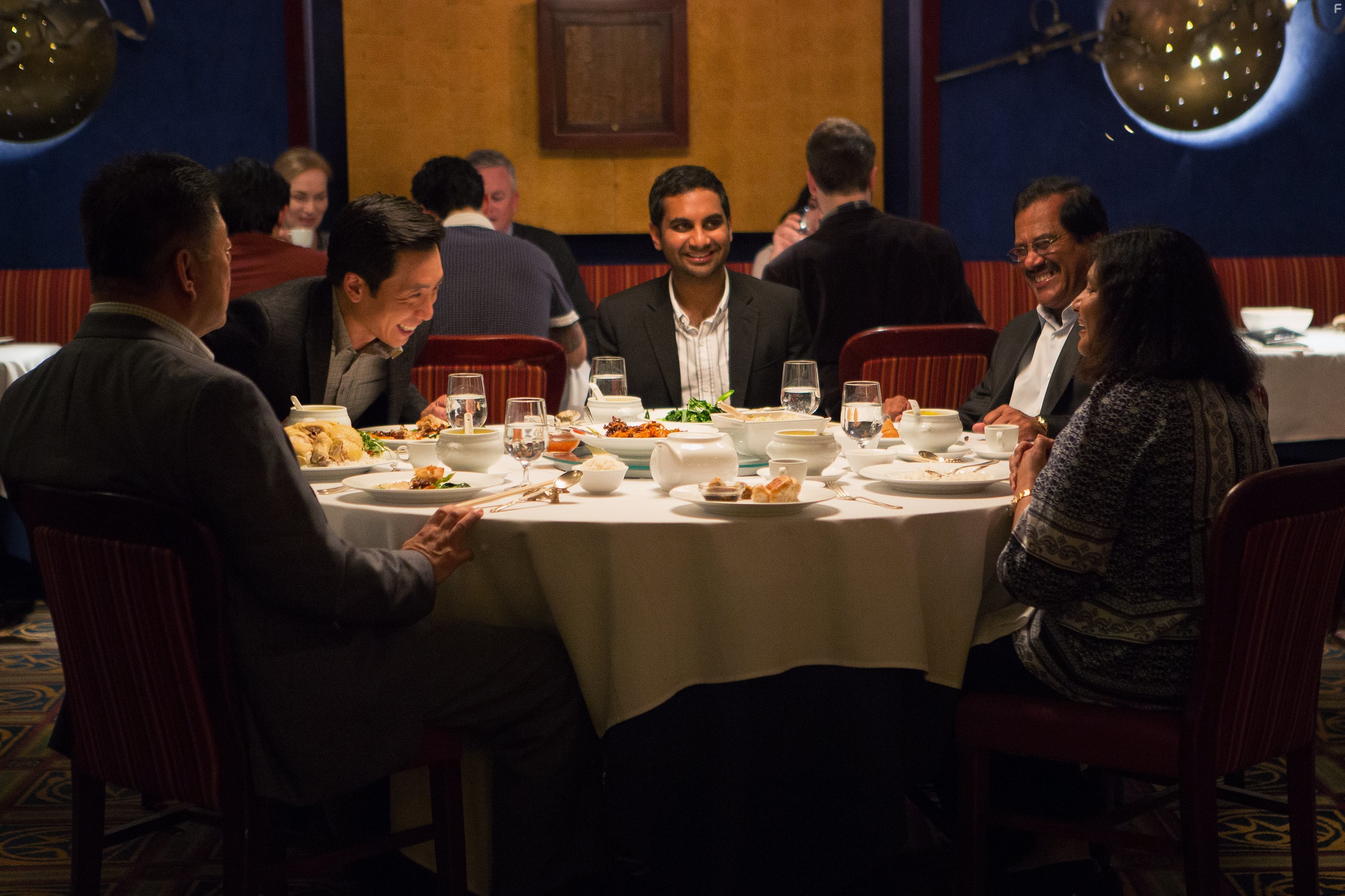 Kelvin Yu, Clem Cheung, Aziz Ansari, Shoukath Ansari, and Fatima Ansari in Мастер не на все руки (2015)