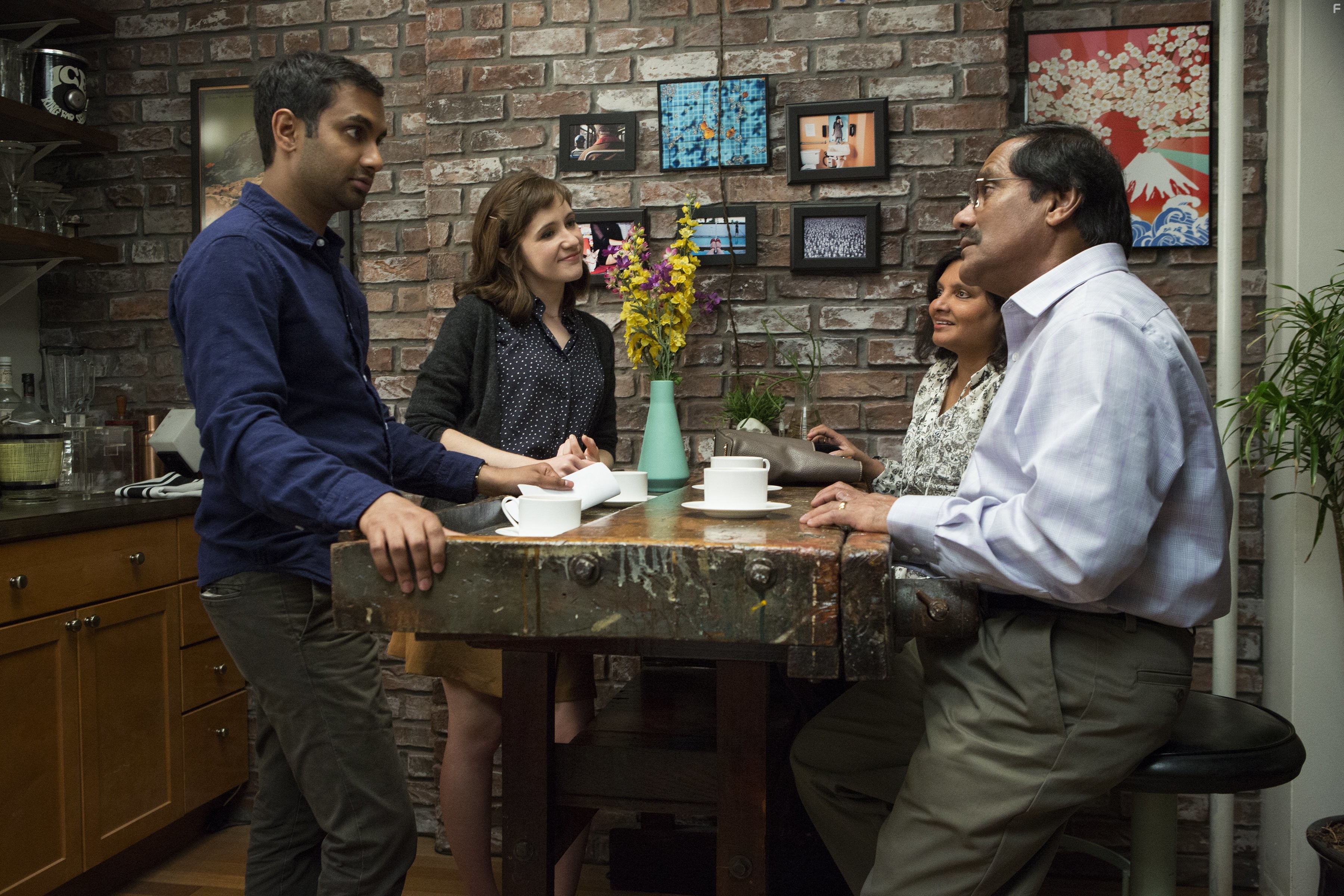 Aziz Ansari, No?l Wells, Shoukath Ansari, and Fatima Ansari in Мастер не на все руки (2015)