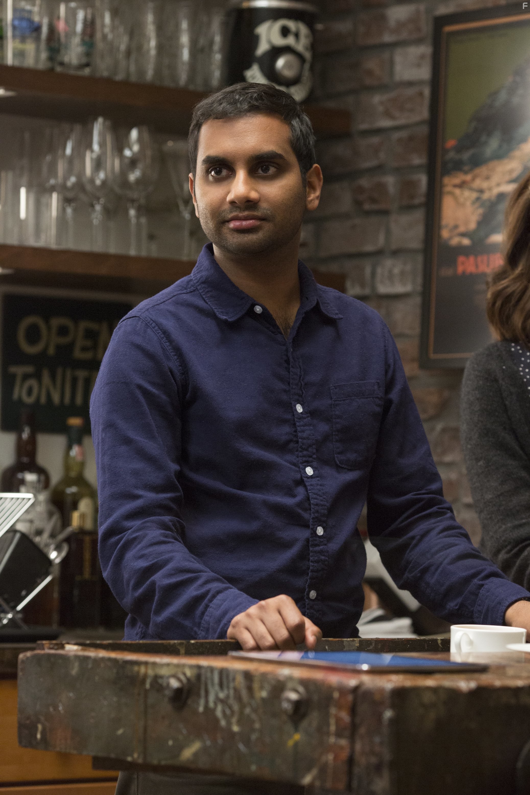Aziz Ansari in Мастер не на все руки (2015)