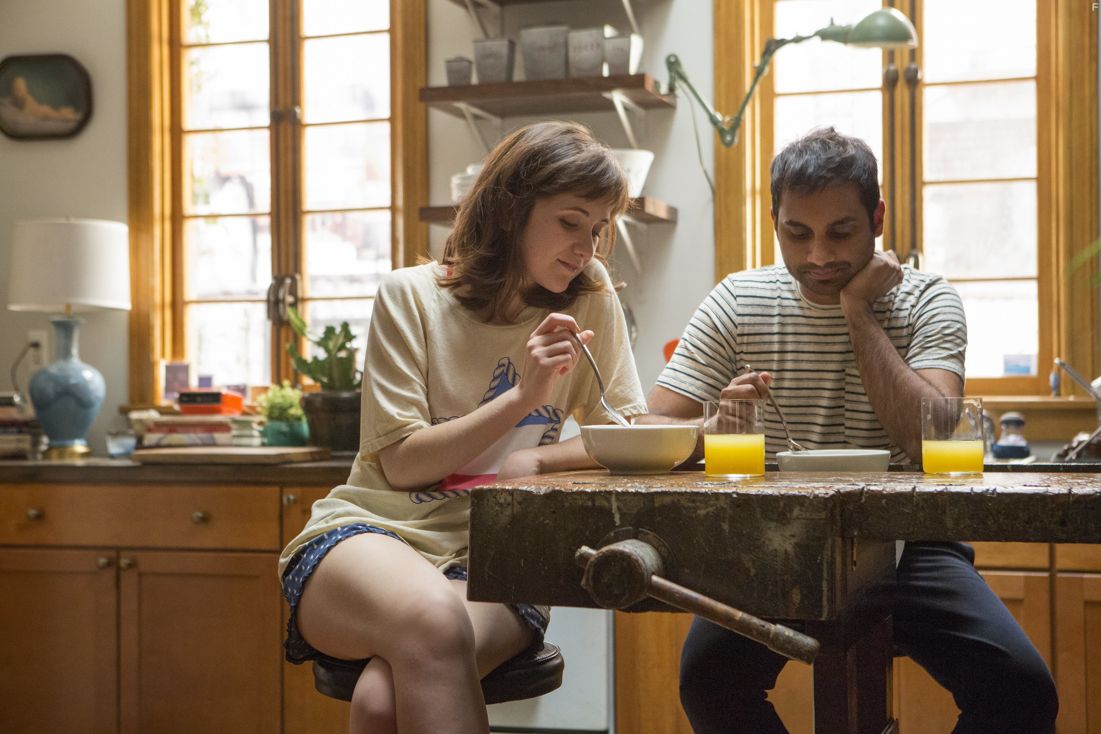Aziz Ansari and No?l Wells in Мастер не на все руки (2015)