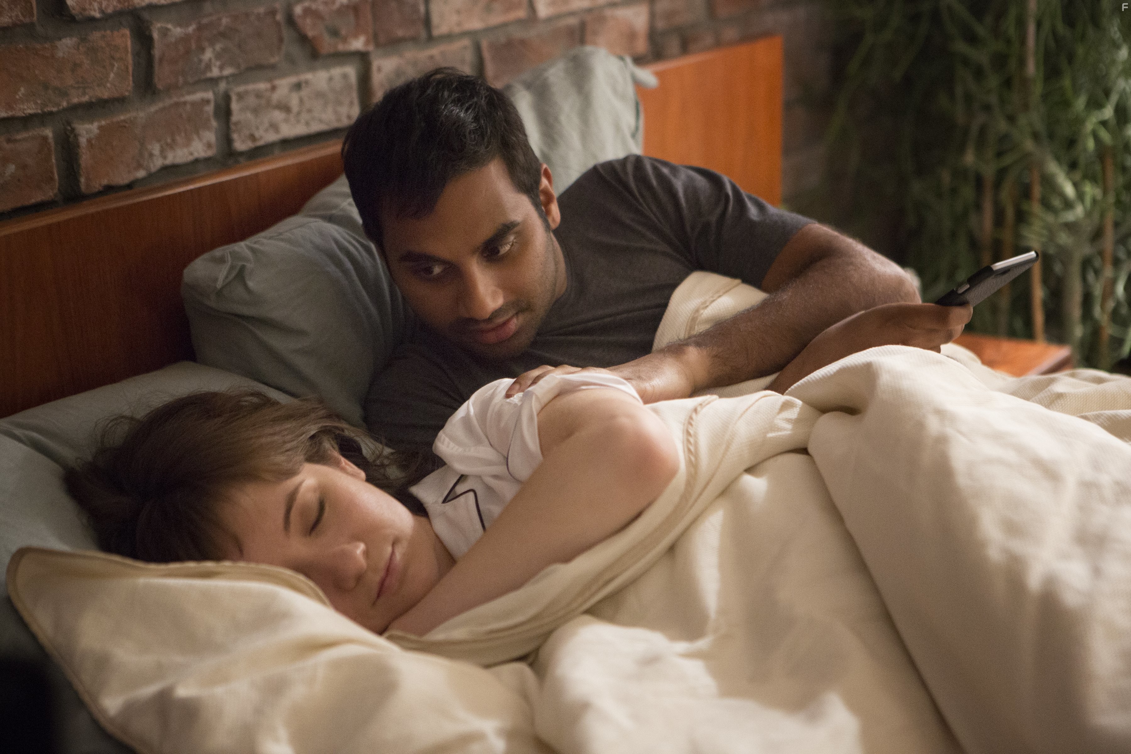 Aziz Ansari and No?l Wells in Мастер не на все руки (2015)