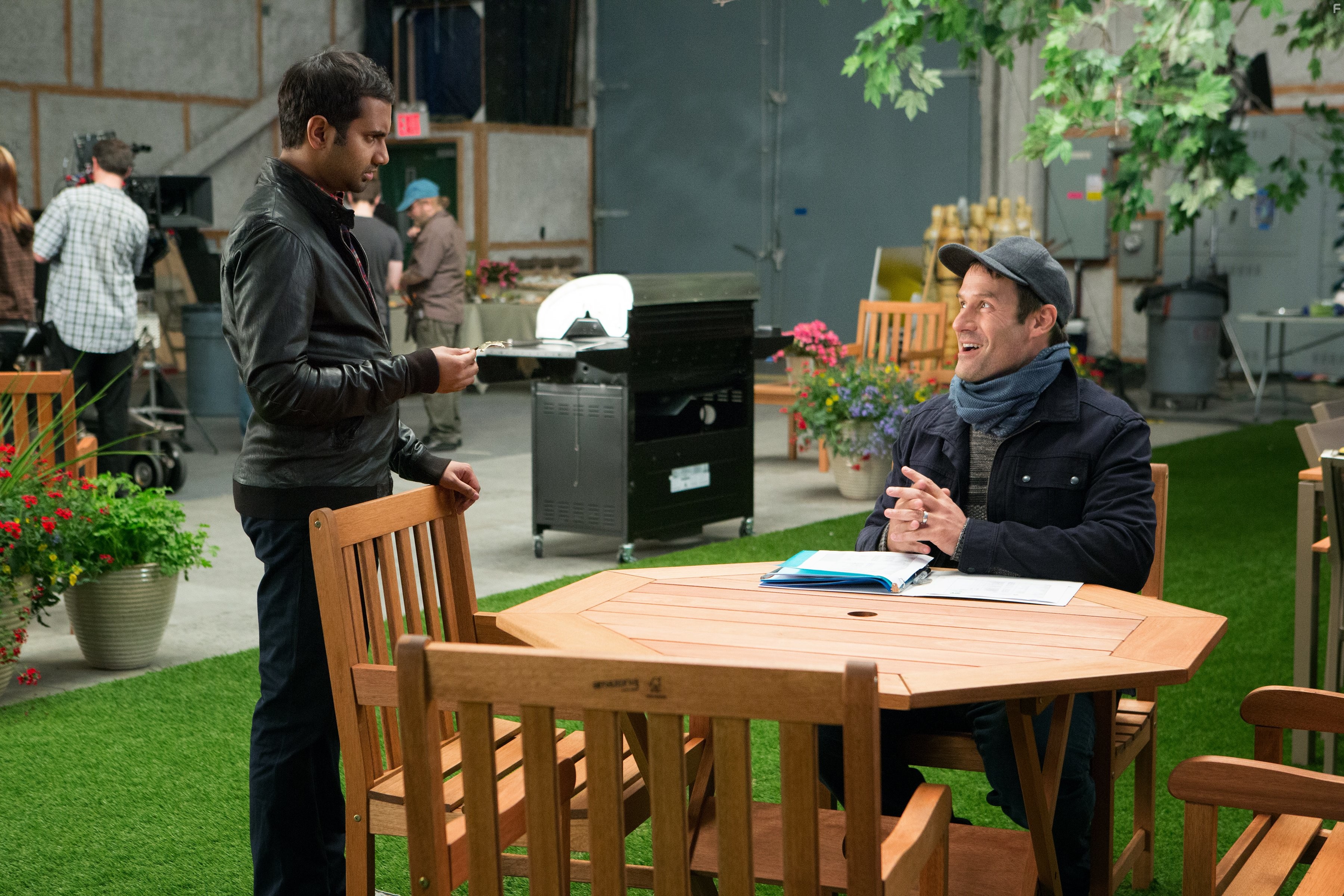 Ian Kahn and Aziz Ansari in Мастер не на все руки (2015)