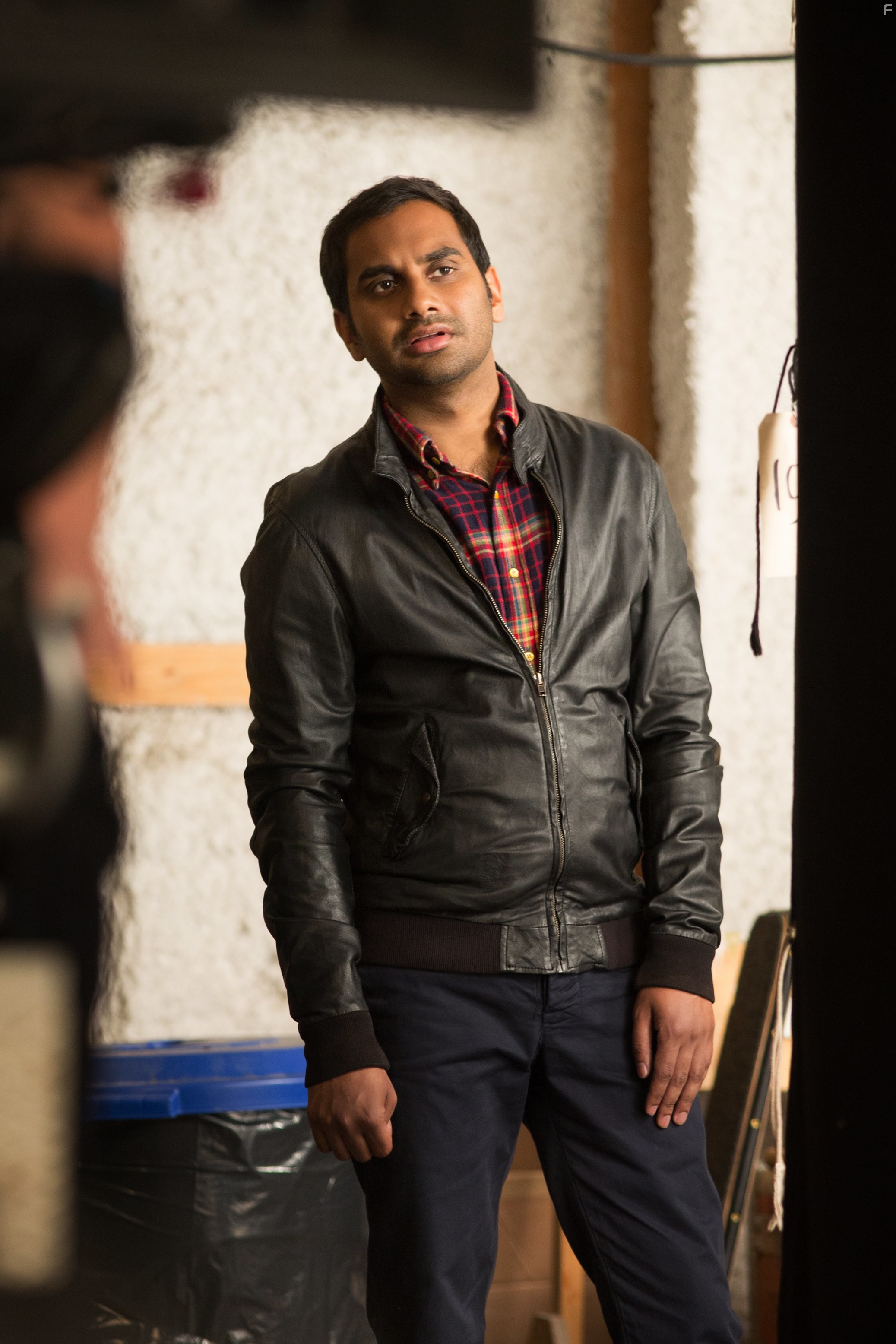 Aziz Ansari in Мастер не на все руки (2015)