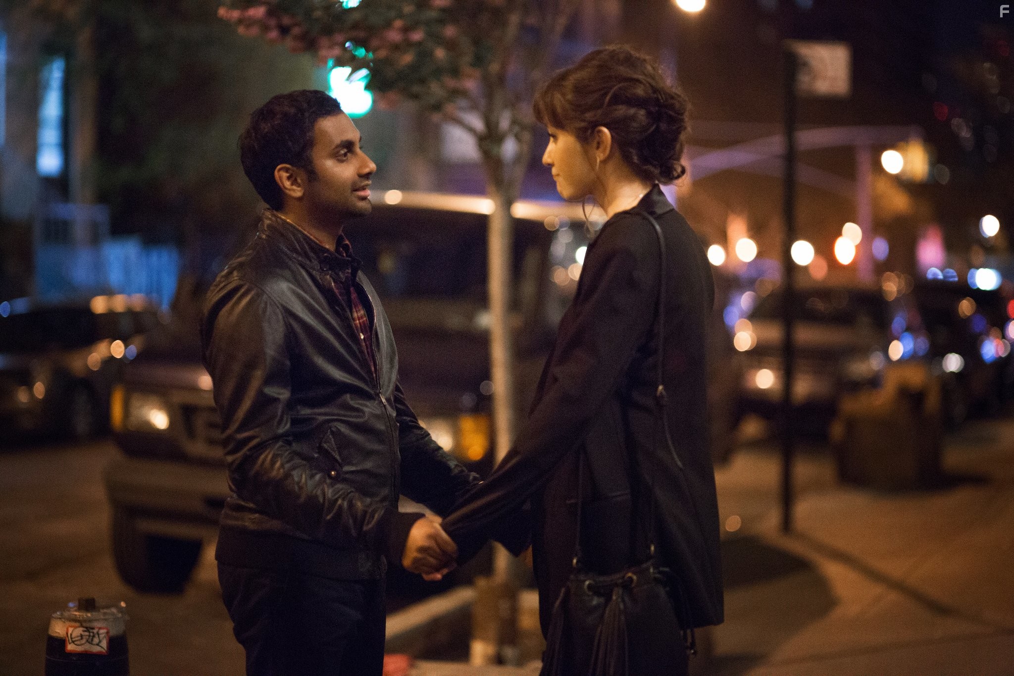 Aziz Ansari and No?l Wells in Мастер не на все руки (2015)