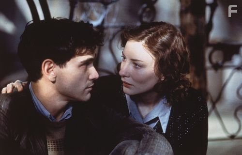 Cate Blanchett and Billy Crudup in Шарлотта Грей (2001)