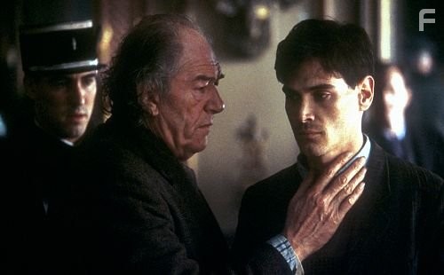 Billy Crudup and Michael Gambon in Шарлотта Грей (2001)