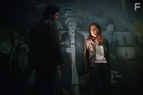 Benjamin Bratt and Katie Holmes in Покинутый (2002)