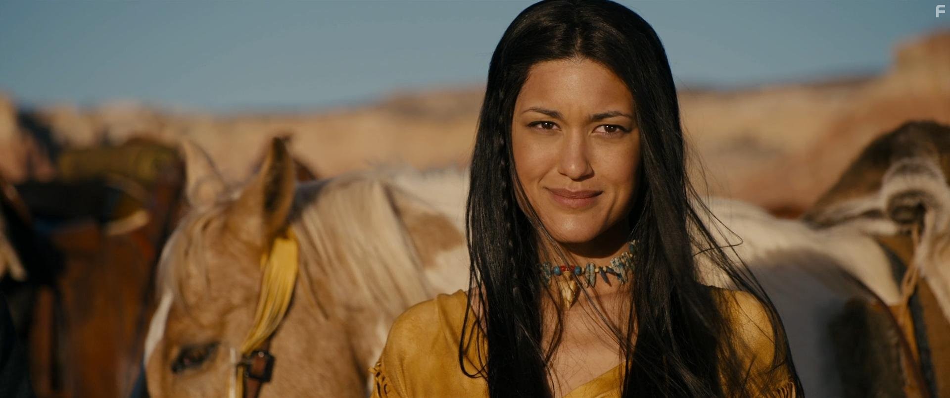 Julia Jones in Нелепая шестёрка (2015)