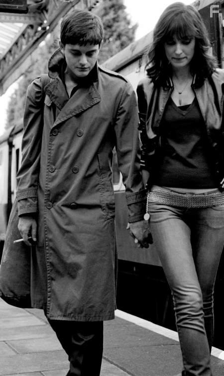 Alexandra Maria Lara and Sam Riley in Контроль (2007)