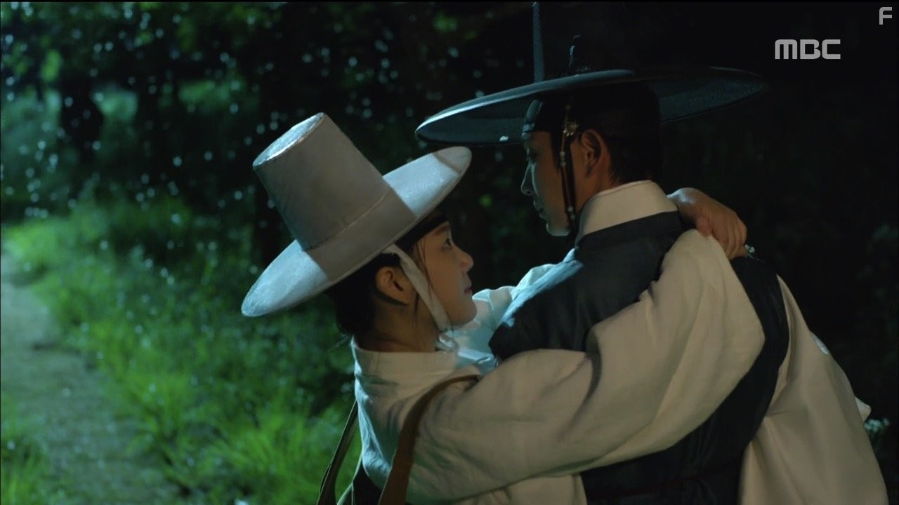 Joon-Gi Lee and Yoo-Bi Lee in Bameul geotneun seonbi (2015)