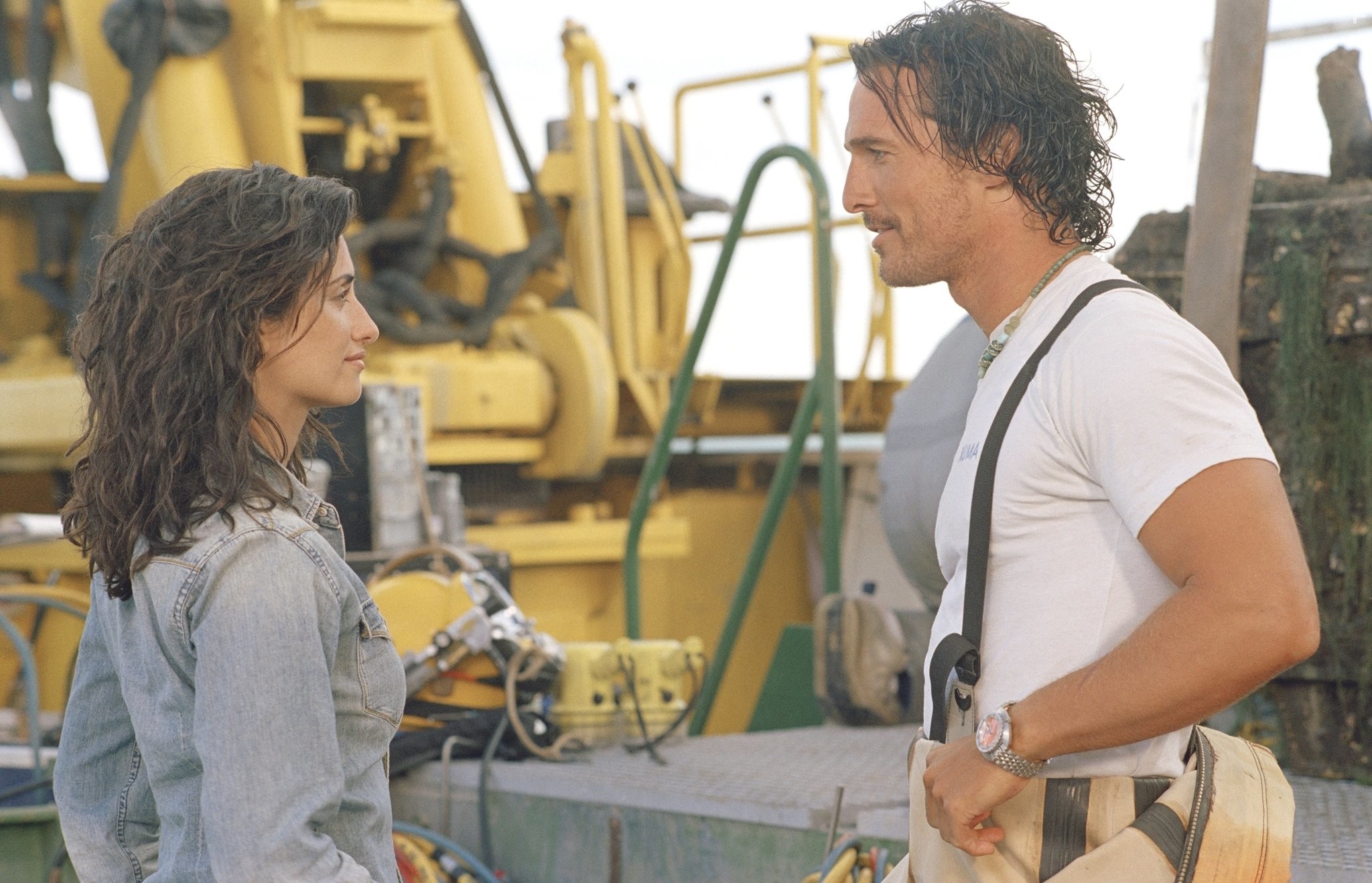 Matthew McConaughey and Pen?lope Cruz in Сахара (2005)