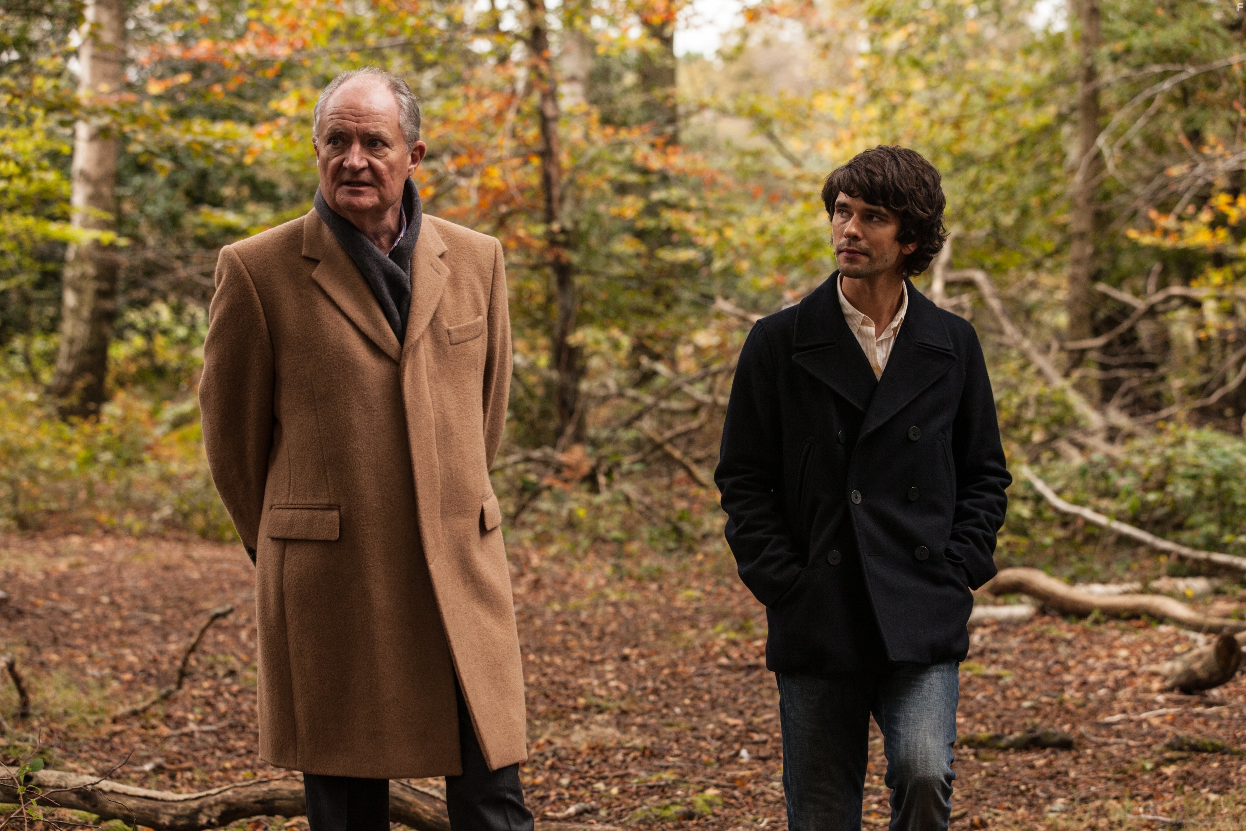 Jim Broadbent and Ben Whishaw in Лондонский шпион (2015)