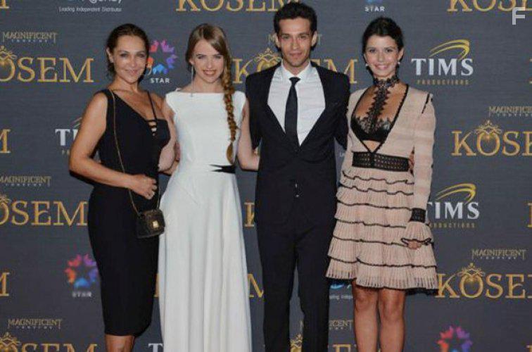 Hlya Avsar, Beren Saat, and Ekin Ko in Muhtesem Yzyil: Ksem (2015)