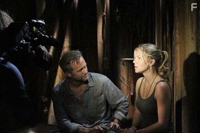 Lee Tergesen and Eloise Mumford in Река (2012)