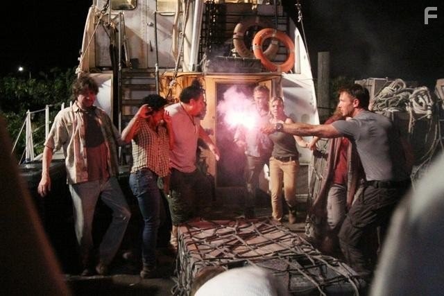 Thomas Kretschmann, Lee Tergesen, Karen Leblanc, Eloise Mumford, and Kelemete Misipeka in Река (2012)