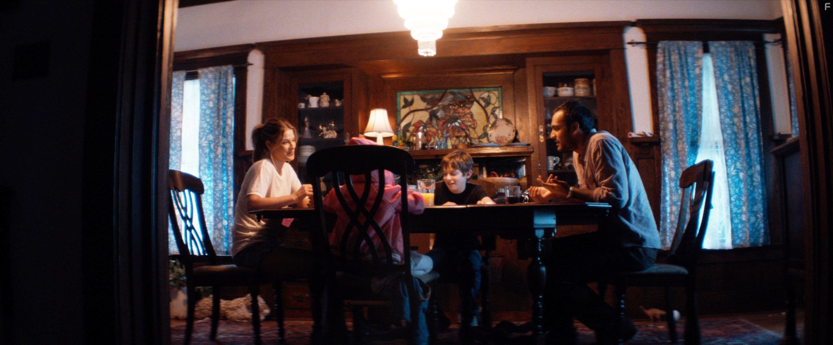 Ali Larter and Wilmer Calderon in Дьявольский (2015)