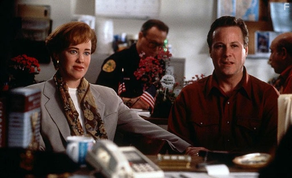 John Heard and Catherine O'Hara in Один дома 2: Затерянный в Нью-Йорке (1992)