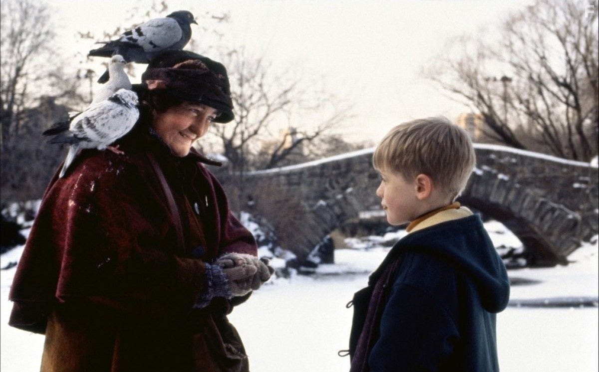 Macaulay Culkin and Brenda Fricker in Один дома 2: Затерянный в Нью-Йорке (1992)