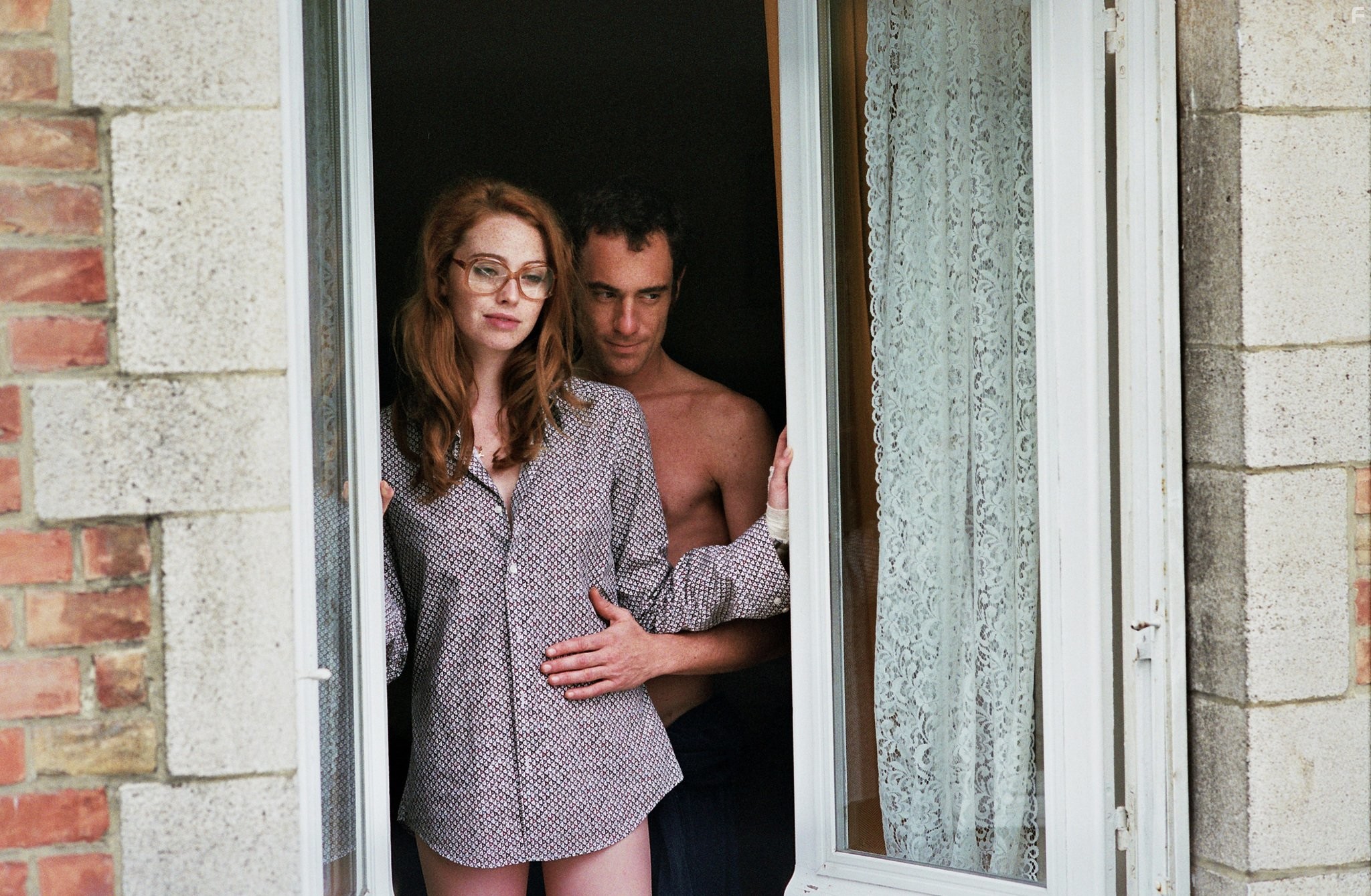 Elio Germano and Freya Mavor in Дама в очках и с ружьём в автомобиле (2015)