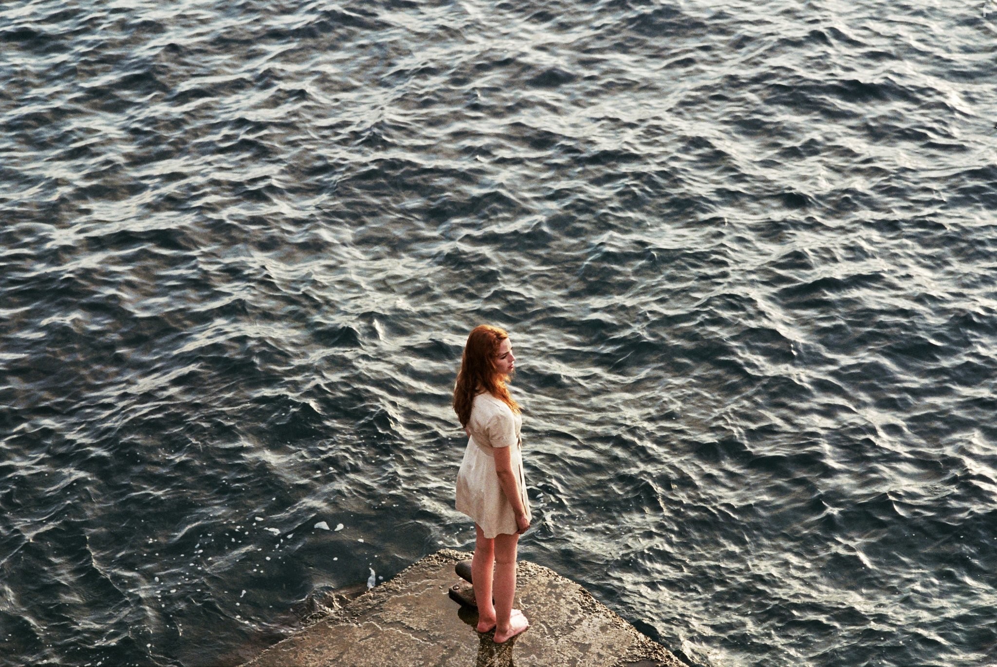 Freya Mavor in Дама в очках и с ружьём в автомобиле (2015)