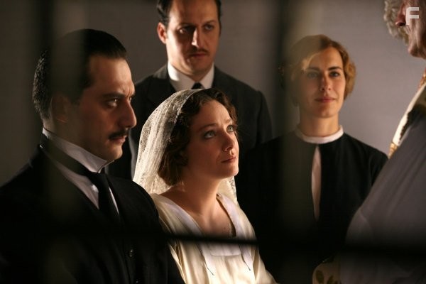 Giovanna Mezzogiorno, Fausto Russo Alesi, Filippo Timi, and Francesca Picozza in Побеждать (2009)