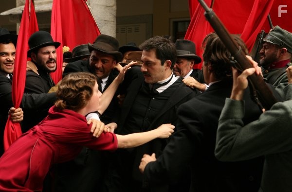 Giovanna Mezzogiorno and Filippo Timi in Побеждать (2009)