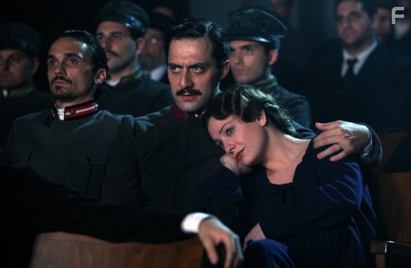Pier Giorgio Bellocchio, Giovanna Mezzogiorno, and Filippo Timi in Побеждать (2009)