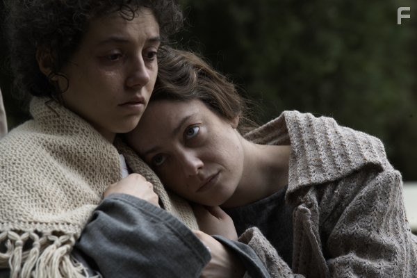 Giovanna Mezzogiorno and Corinne Castelli in Побеждать (2009)